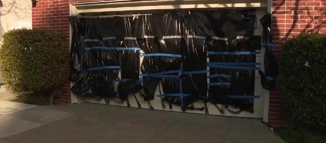 Άγνωστοι έγραψαν συνθήματα στα σπίτια των Πελόζι και Μακόνελ: «Που είναι τα λεφτά μας»(φωτό)